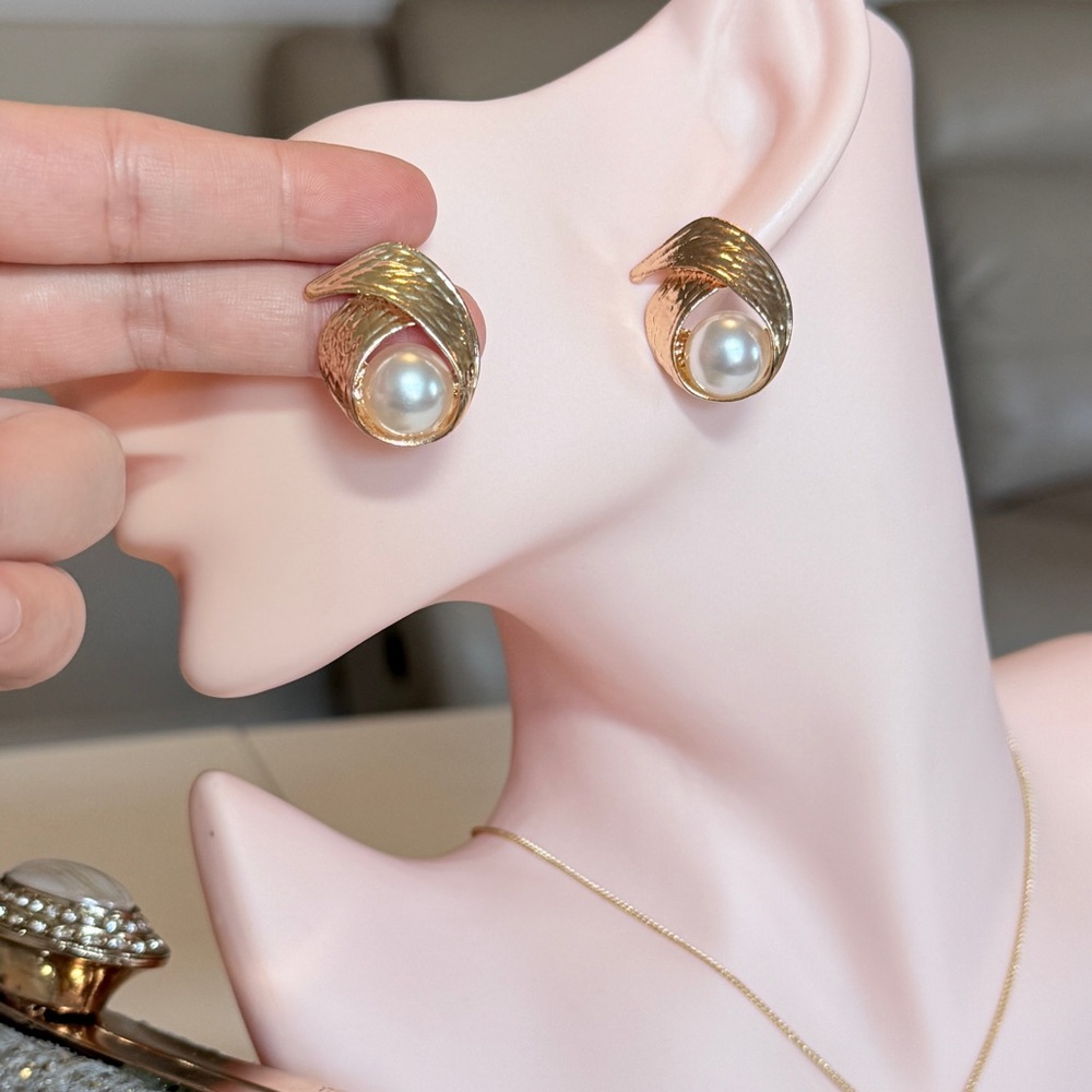 ⚜️ Elegant Gold Pearl Earrings - Picture 6 of 8